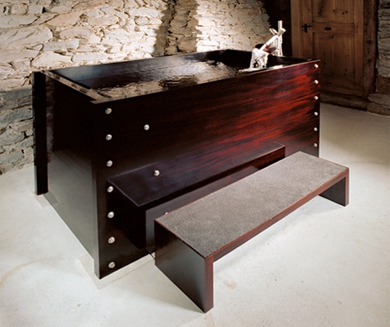Fuki-Urushi bathtub by Salome Lippuner