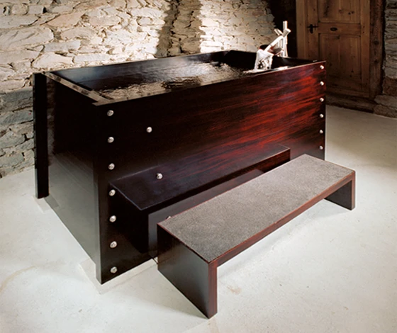 Fuki-Urushi bathtub by Salome Lippuner