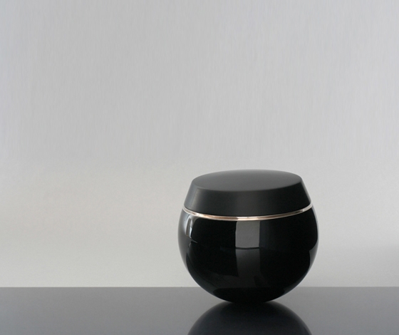 Casket with lid by Manfred Schmid, matte urushi lacquer, 18 cm in diameter