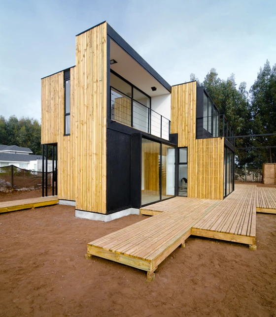 Only two sizes of panels were used in the house: wall panels measuring 122 x 244 x 11.4 mm, and split-level panels measuring 122 x 488 x 21 mm Alejandro Soffia and Gabriel Rudolphy 2011 Photographer: Felipe Fontecilla