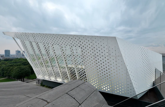 An aluminium surface with laser-cut pattern wraps around the restaurant’s faceted exterior Park Associati 2011 Photographer: Andrea Martiradonna
