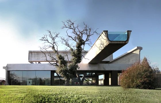 A pile of prefabricated concrete beams form the structure of Antón García- Abril’s Hemeroscopium house Antón García- Abril 2008 Photo: courtesy Ensamble Studio
