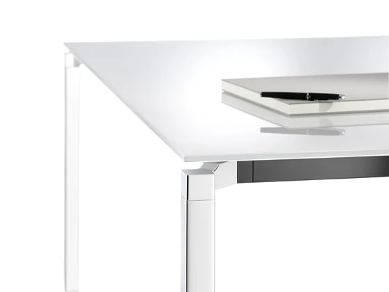 Conversa range (design wiege): white-coated table legs and glass tabletops, coated white on the bottom, impressively emphasise the technical elegance of Conversa. Photo: Wilkhahn