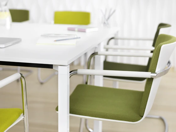 Conversa range (design wiege): the modular frame system allows particularly versatile formats. For example, 160 x 160 centimetres as a desk for two, or for a project team, or a meeting with eight people. Photo: Wilkhahn