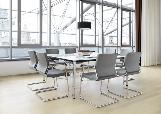 A variety of designs to enable a range of uses, for seminars or high-status conferences. Here with a bright chromium-plated frame and glass tabletop coated black on the bottom. Conversa range, design: wiege, photo: Wilkhahn