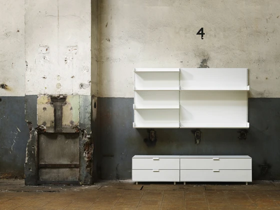 The future is bright for S+. With the departure of the licences to Dieter Rams’s furniture, the company has developed an entirely new shelving and sideboard system with technically innovative suspension brackets that allow great flexibility