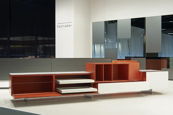 Der deutsche Hersteller Kettnaker 2013 hat sein bemerkenswert flexibles 'Alea'-Möbelprogramm erweitert, unter anderem auch durch ein neues System von Beinen. Präsentiert wird eine neue Farboption: Blutorange lackiert