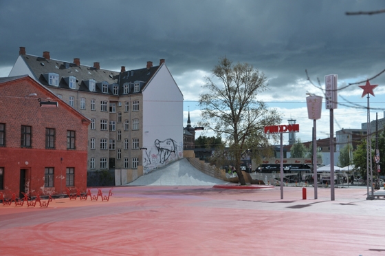 The wall from which the cement slide starts, just as the slide itself, will be soon coated in red: the park will appear as sloping from the house and the skaters, who already crowd the site at night, will have a new, quite original ramp at their disposal