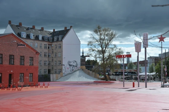 The wall from which the cement slide starts, just as the slide itself, will be soon coated in red: the park will appear as sloping from the house and the skaters, who already crowd the site at night, will have a new, quite original ramp at their disposal