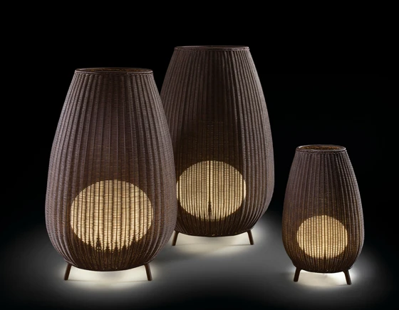 Die Kollektion „Amphora“, die Alex Fernández Camp und Gonzalo Milà für <b>Bover</b> entworfen haben, umfasst freistehende Outdoor-Leuchten. Die handgemachten Körbe aus Kunstfasern erinnern in Ihrer Form an herkömmliche Gartentöpfe aus Terrakotta