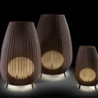 Die Kollektion „Amphora“, die Alex Fernández Camp und Gonzalo Milà für <b>Bover</b> entworfen haben, umfasst freistehende Outdoor-Leuchten. Die handgemachten Körbe aus Kunstfasern erinnern in Ihrer Form an herkömmliche Gartentöpfe aus Terrakotta