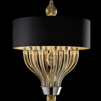 Die neueste LED-Technologie trifft in der Leuchtenserie „Pandora“ von <b>Barovier & Toso</b> auf Jahrhunderte alte Techniken zur Glasherstellung. Die Familie besteht aus Kronleuchtern mit 5, 8 und 10 Armen sowie einer Wandlampe mit zwei Lichtern