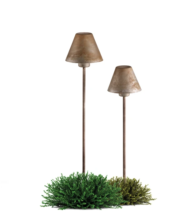 Inside out: Für seine Lampen der „Fiordo“-Serie für <b>Il Fanale</b> hat sich Fausto Dalla Torre an der archetypischen Form einer Schirmleuchte für den Innenbereich bedient und mit robusten Materialen eine Leuchte für den Aussenbereich geschaffen