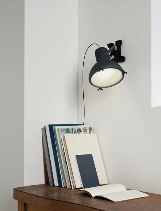 Sein Werk lebt weiter: Die Lampe „Projecteur“ des Architekten Le Corbusier, 1954 für den Chandigarh High Court entworfen, konnte von <b>Nemo</b> dank Skizzen aus dem Archiv der Le Corbusier Foundation in Paris neu aufgelegt werden