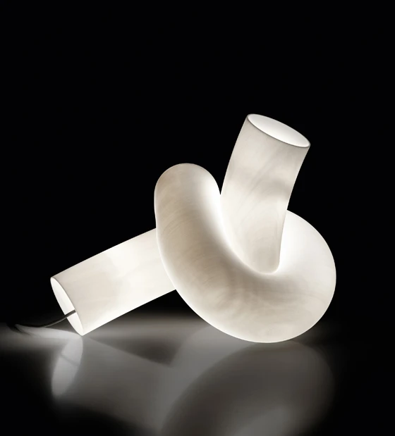 Halb Lampe, halb Skulptur: Jede von <b>Ingo Maurers</b> neuen LED-Lampen mit dem sprechenden Namen „Knot“ wird dank 3D-Drucktechnologie individuell hergestellt und besteht aus Polyamid, Stahl und Aluminium
