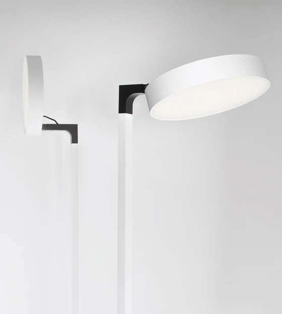 Der Kopf der super-minimalistischen Stehleuchte „Supernova F“ von <b>Delta Light</b> besteht aus einer schlanken, semitransparenten Scheibe, die mit LED-Elementen versehen ist und nach den Bedürfnissen des Nutzers eingestellt werden kann