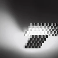 Wie der Name erahnen lässt, besteht die LED-Leuchte „Cubismo“ aus einer Reihe von Würfeln. Einige davon reflektieren das Licht, andere streuen es. Die Wandleuchte wurde von Luca Bettonica und Mario Melocchi für <b>Cini&Nils</b> gestaltet