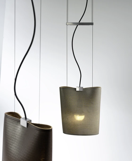 In Carsten Gollnicks neuer LED-Hängeleuchte „Sarto“ für <b>Anta</b> vermischen sich verschiedene Objekttypen. Mit Qualitätsleder hat Gollnik ein Material ins Lampendesign eingeführt, das man von Accessoires aus dem Highend-Bereich kennt