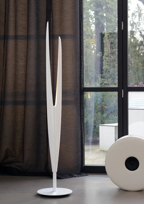 Im Inneren des Aluminium-Mantels der „millelumen sculpture“ sind 18 Power-LEDs angebracht. Die ausdrucksstarke Stehleuchte von <b>millelumen</b> stammt von Dieter K. Weis