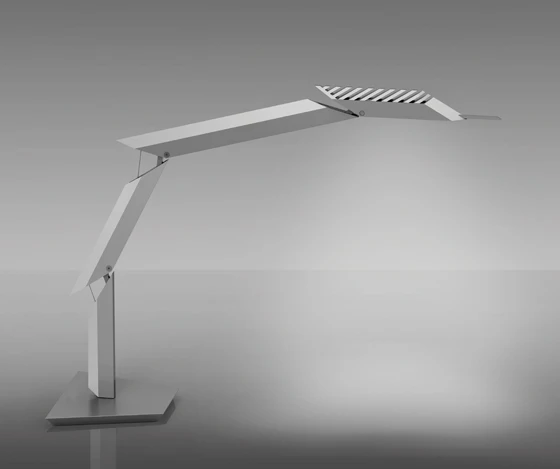 Der Architekt Daniel Libeskind ist berühmt für seine „Cuts“, Einschnitte in den Gebäudefassaden, die unter anderem als Fenster dienen. In seiner Tischlampe „Paragon“ für <b>Artemide</b> greift er auf dieses Element seiner Designsprache zurück