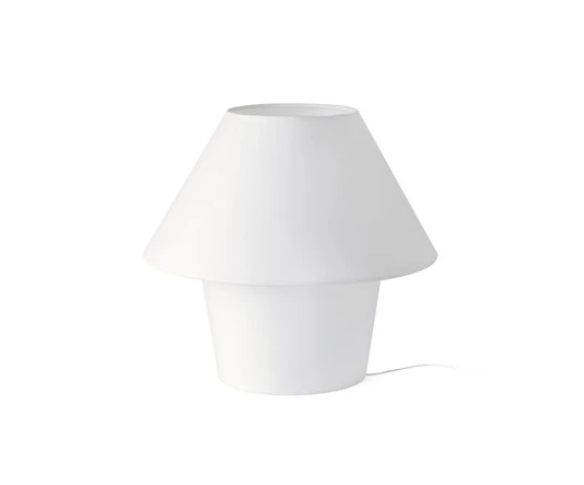 Die formal reduzierte Lampe „Versus“ hat Pepe Llaudet für <b>Faro</b> entworfen. In der Essenz besteht sie aus zwei zusammengefügten Kegeln. Die Leuchte ist sowohl für den Outdoor- als auch für den Indoor-Gebrauch konzipiert