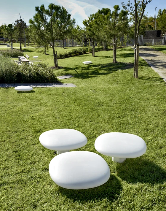 Laut Hersteller ist „Kap“ eine Chill-out-Leuchte für den Aussenbereich. Der Entwurf stammt von <b>LEDS-C4</b> und dem DIBA Design Studio. Keine Sorge: Was Sie sehen, sind keine Magic Mushrooms. Es ist das Resultat eines Rotationsschmelzverfahrens