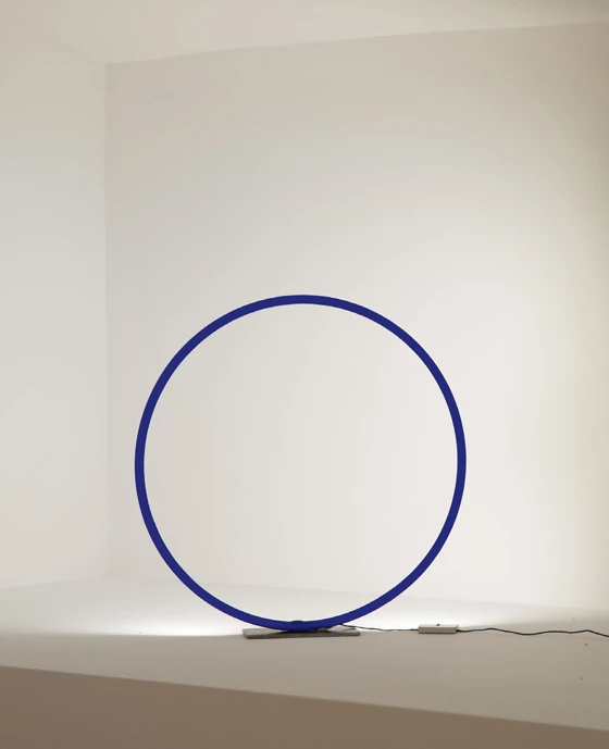 Reine Geometrie: Die LED-Tischlampe „Sorry Giotto 1“ von <b>Catellani & Smith</b> ist gestalterisch auf einen Kreis, eine der einfachsten Ausdrucksformen, reduziert. Hergestellt wurde die Leuchte aus blauem, handbemaltem Kupfer