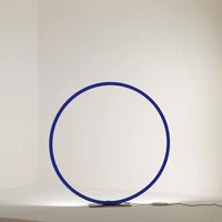 Reine Geometrie: Die LED-Tischlampe „Sorry Giotto 1“ von <b>Catellani & Smith</b> ist gestalterisch auf einen Kreis, eine der einfachsten Ausdrucksformen, reduziert. Hergestellt wurde die Leuchte aus blauem, handbemaltem Kupfer