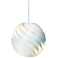 <b>Gubi</b> führt die eigene Mission, herausragende Designs des 20. Jahrhunderts neu zu produzieren, fort: Die Hängelampe „Turbo“ des Architekten Louis Weisdorf ist von der japanischen Papierlampe inspiriert und erschien erstmals um 1965