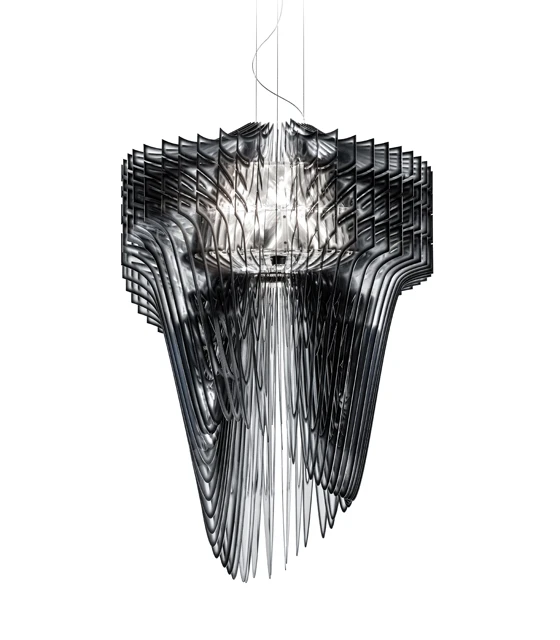 Die Architektin Zaha Hadid gestaltete die Hängeleuchte „Aria“ für <b>Slamp</b> im parametrischen Stil, den ihr Büro prägte. Die Lampe ist aus 50 Schichten Cristalflex geformt, ein Techno-Polymer, das der Hersteller selbst patentieren liess