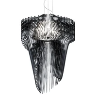 Die Architektin Zaha Hadid gestaltete die Hängeleuchte „Aria“ für <b>Slamp</b> im parametrischen Stil, den ihr Büro prägte. Die Lampe ist aus 50 Schichten Cristalflex geformt, ein Techno-Polymer, das der Hersteller selbst patentieren liess