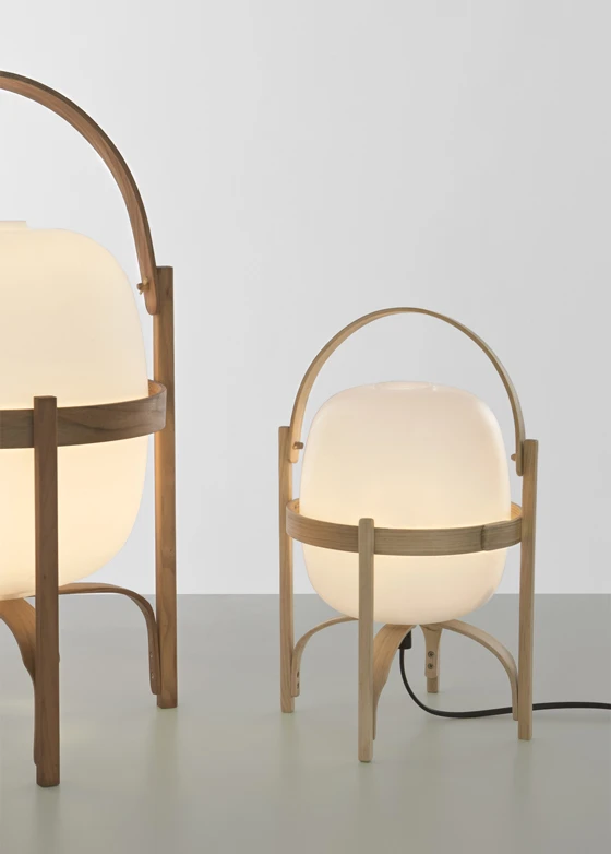 Erstmals erschien Miguel Milás Leuchte „Cesta“ und ihre kleinere Schwester „Cestita“ (hier abgebildet) um 1965. <b>Santa&Cole</b> hat die Lampen mit ihrer einfachen Form frisch aufgelegt. Neu sind sie auch mit LED-Leuchtmitteln verfügbar