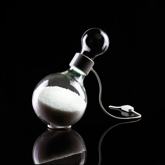 Die Tischlampe „Light to Me“ von Nahuel Mattias Vega für <b>Ilide</b> enthält grobkörniges Salz. Dieses dient dazu, den Strahl des kalten LED-Lichts zu brechen, und ruft ein einzigartiges Spiel von Licht und Schatten hervor