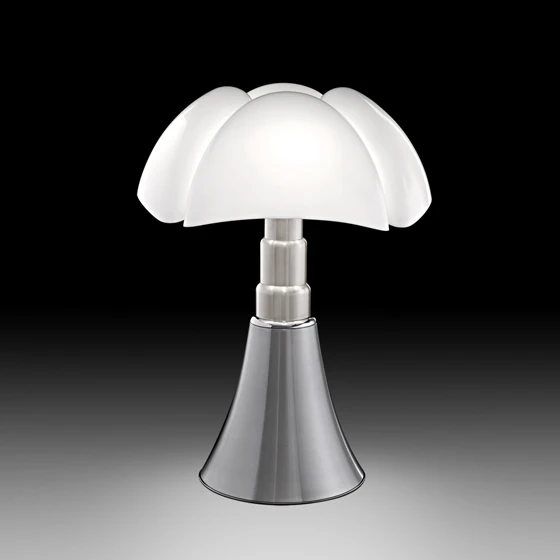 Die renommierte Designerin Gae Aulenti weilt nicht mehr unter uns. Seine Tischleuchte „Pipistrello“ hingegen wird in einer geringeren Grösse und im Retrofit mit LED neu herausgebracht. Die Kultlampe für <b>Martinelli Luce</b> erschien erstmals 1965