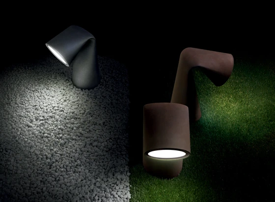 Fabio Schiavetto und Riccardo Furlnetto gestalteten für <b>Torremato</b> die neuen LED-Lampen „Keirei“. Die Outdoor-Leuchten aus Gusseisen sind von höflichem Charakter: Sie scheinen sich vor einem zu verneigen