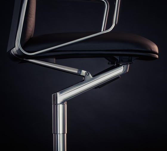 Rotating column, framework and armrest are so precise they seem all of a piece