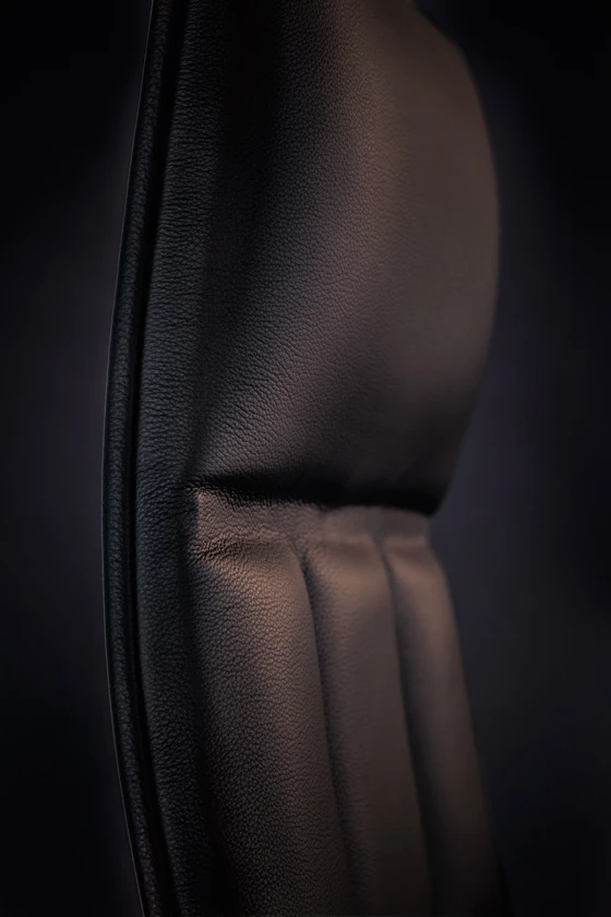 Appealing value added: fine gaps in the seamless cushion result from the modulated upholstery surface. This enables body heat to circulate better. Your spine is given optimum support. Your shoulder blades can move freely