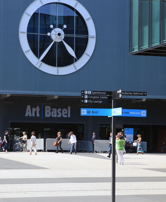 Das neue Informations- und Wegleitsystem der Messe Basel besteht aus über 1800 einzelnen Elementen. Es wurde vom Schweizer Hersteller BURRI public elements in Zusammenarbeit mit dem Frankfurter Design-Büro «unit-design» entwickelt