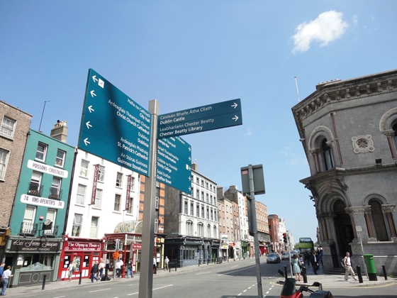 Das Londoner Studio fwdesign hat für die Stadt Dublin ein durchdachtes, zweisprachiges Wegleitsystem entwickelt, das aus über hundert einzelnen Elementen besteht, dank denen die Stadt für die vielen Kultur-Touristen lesbarer wird