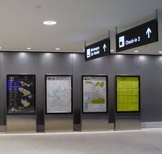 Deckenschilder und freistehende Infokästen am Zürcher Flughafen sind bezüglich Informationsvermittlung und Design aufeinander abgestimmt. Gestaltet wurden sie von Grimshaw Architects. Hergestellt und montiert wurden sie von BURRI