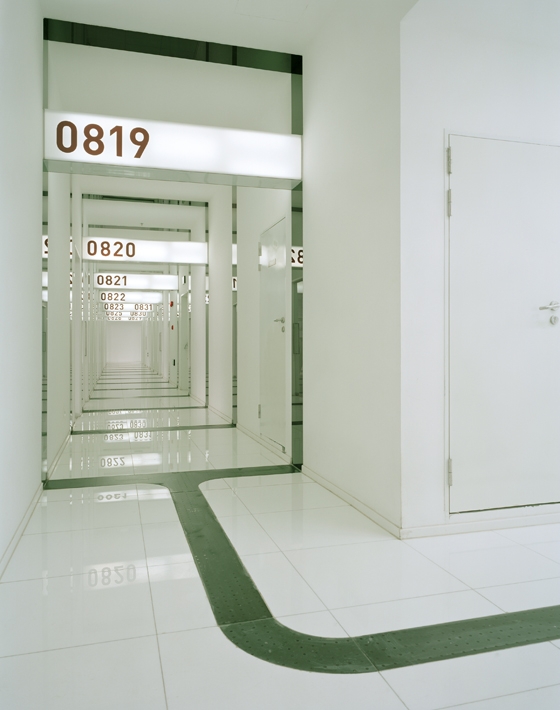 Signaletik und Architektur in synergetischer Einheit: Das Signterior – so heisst das Gebäude in Shanghai – umfasst Büros und Läden. Die Signaletik stammt von ujidesign aus Tokyo, die Architektur von A-ASTERISK und A-I-SHA. Fotos Nakaça & Partners