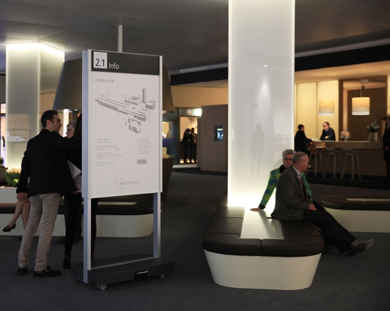 Hohe Mobilität als zentrale Produkteigenschaft: Dank Doppel-Lenkrollen mit einem innovativen Mechanismus kann die robuste Stele „F4“ von BURRI leicht verschoben und über das Drücken eines Fusspedals am gewünschten Ort fest platziert werden