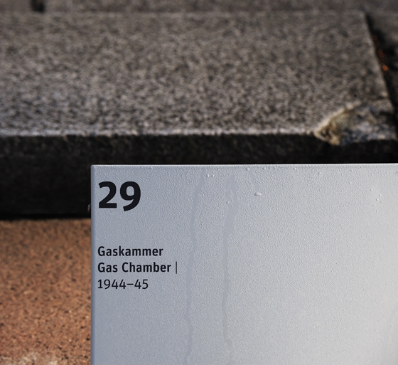 Das von «unit-design» kreierte Informationsdesign der Mahn- und Gedenkstätte Ravensbrück auf dem Gelände eines ehemaligen Konzentrationslagers in Deutschland ist ein Beispiel dafür, wie wirkungsvoll dezent vermittelte Information sein kann