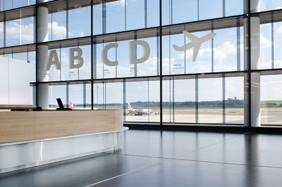 Das auf Signaletik spezialisierte Büro Intégral Ruedi Baur gestaltete das Passagierleitsystem des Check-In 3 im Flughafen Wien. Dieses vermittelt Informationen in einer unaufdringlichen, aber dennoch verspielten Art und Weise. Fotos Andreas Körner