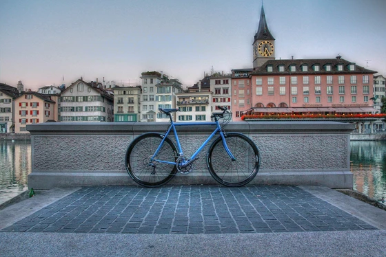 Das Hübscher-Modell „Hugo II“ vor der Kulisse der Zürcher Altstadt