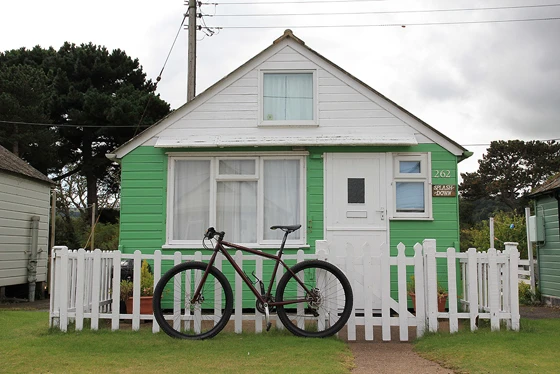 Mit „Levin“ auf Reisen: Das mit dem innovativen Radmass 650 B ausgestattete Mountainbike der Hübscher-Kollektion ist ein geeigneter Begleiter für Ausflüge in unwegsameres Gelände – wie hier im englischen Hinterland