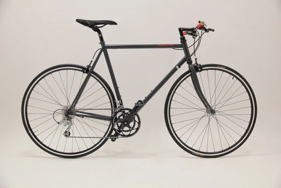 Das Modell „Hugo I“ ist ein schnelles und wendiges Stadtvelo mit aufgeräumter Optik. Optional ist das „Hugo“ auch mit einem Rennlenker erhältlich. Die Rahmengeometrie orientiert sich an den klassischen Rennrädern von 1950 bis 1970