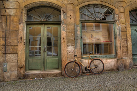 Zurück in die Zukunft: Wie in eine andere Zeit versetzt erscheint das „Dante II“ in der Altstadt von Görtlitz. In den Hübscher Velos steckt jedoch auch viel Wissen aus den guten, alten Zeiten