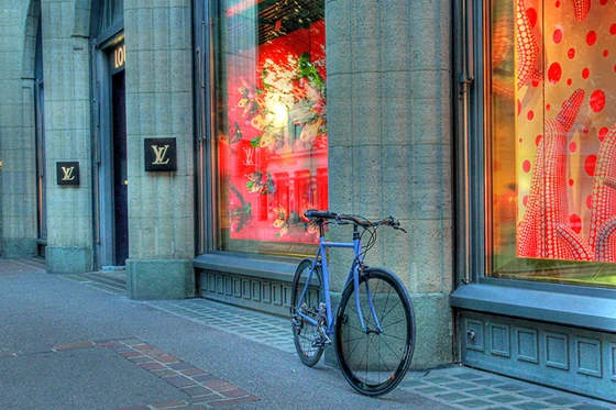Die stilvollen Stadträder von Hübscher lassen sich auch vor den Schaufenstern der teuren Einkaufsadressen an der Zürcher Bahnhofstrasse bestens sehen