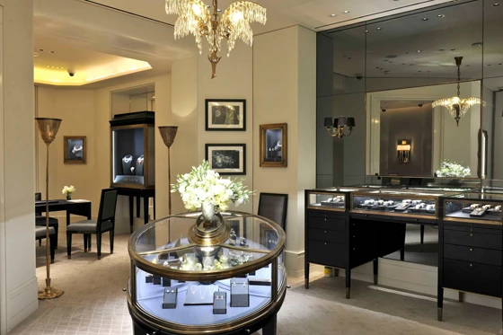 Besondere Projekte bieten das perfekte Umfeld für WOKA-Leuchten: die Gebäude für die Wiener Stadtbahn von Otto Wagner (ganz oben) und der Harry-Winston-Salon bei Harrods in London (oben)